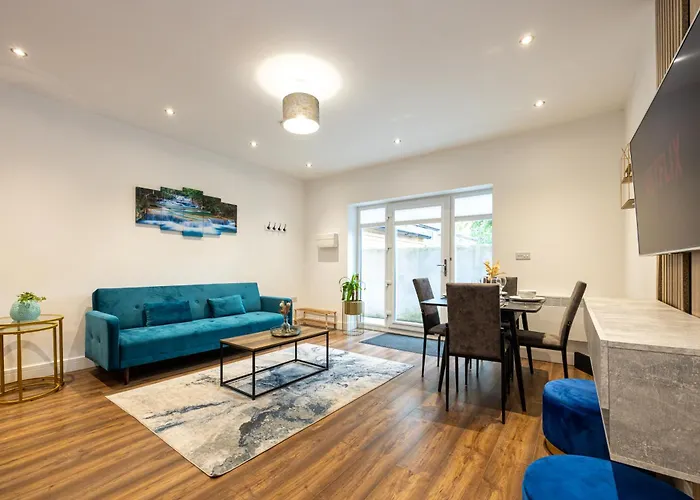 Vibrant 2Br Apartment In Chorlton, Free Parking
